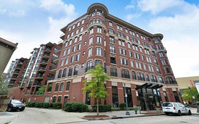 Building Photo - 1390 Kenyon St NW