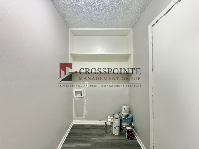 Building Photo - 2 Bedroom 1.5 Bathroom Triplex in Tyler!