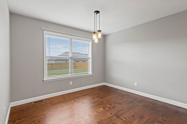 Building Photo - Available Dec 5!