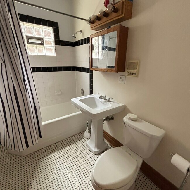 Building Photo - 2133 W Grace St