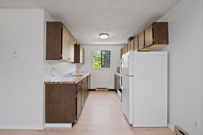 Building Photo - Spacious And Nicely Updated 2 bed 1 Bath C...