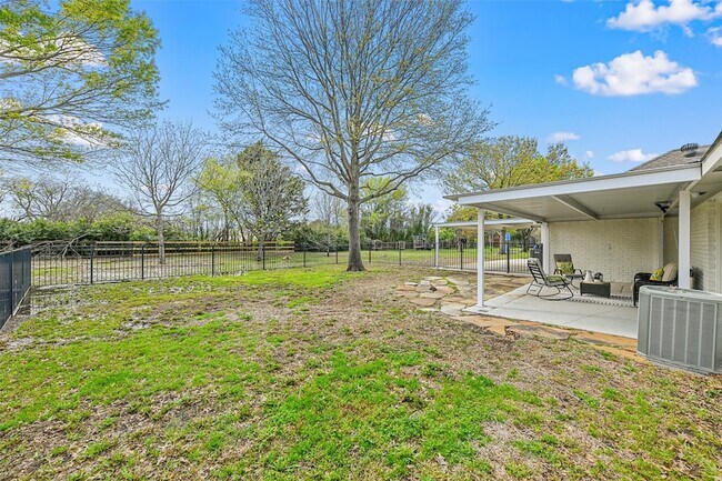 Building Photo - 303 Riva Ridge