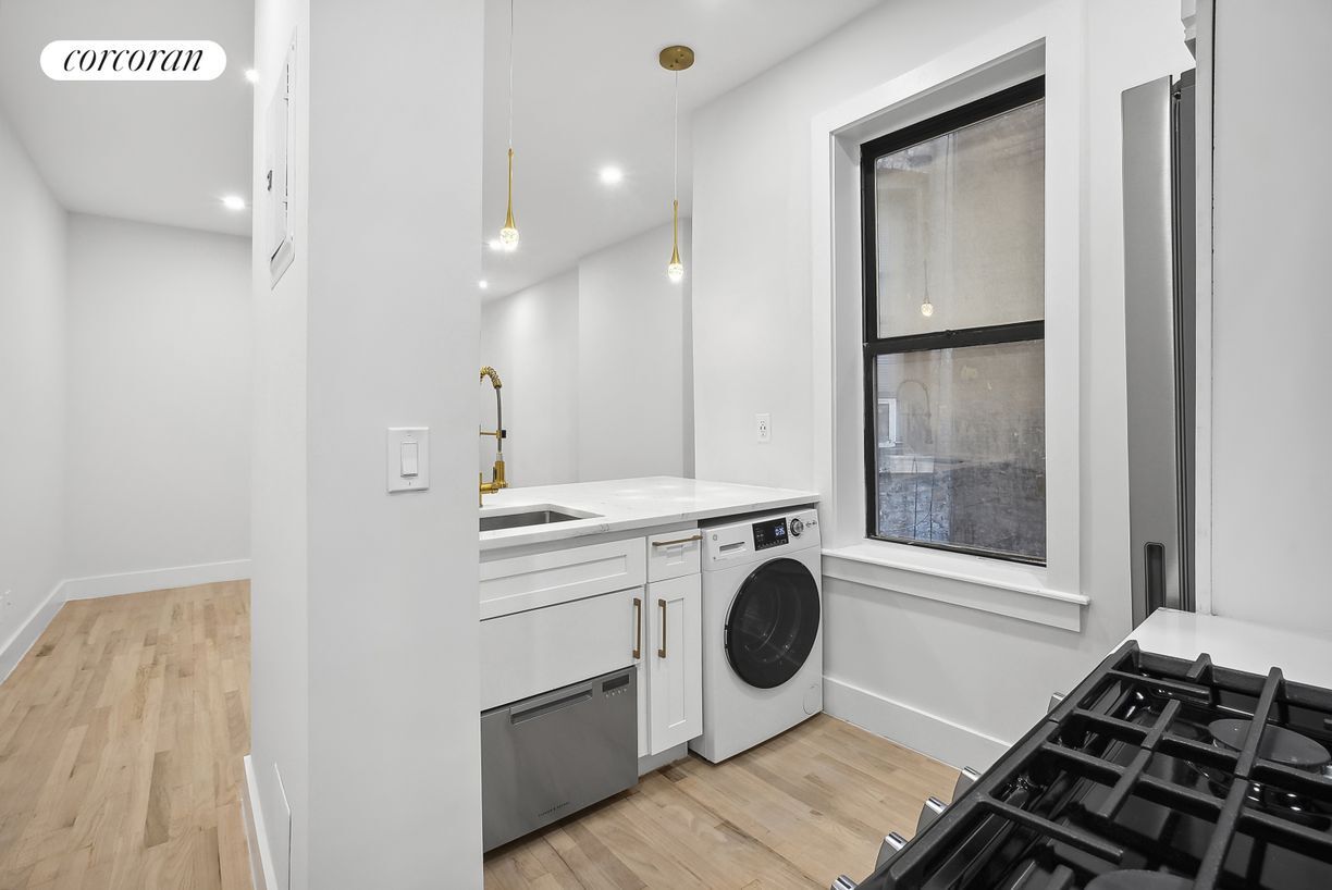 Building Photo - 206 W 96th St