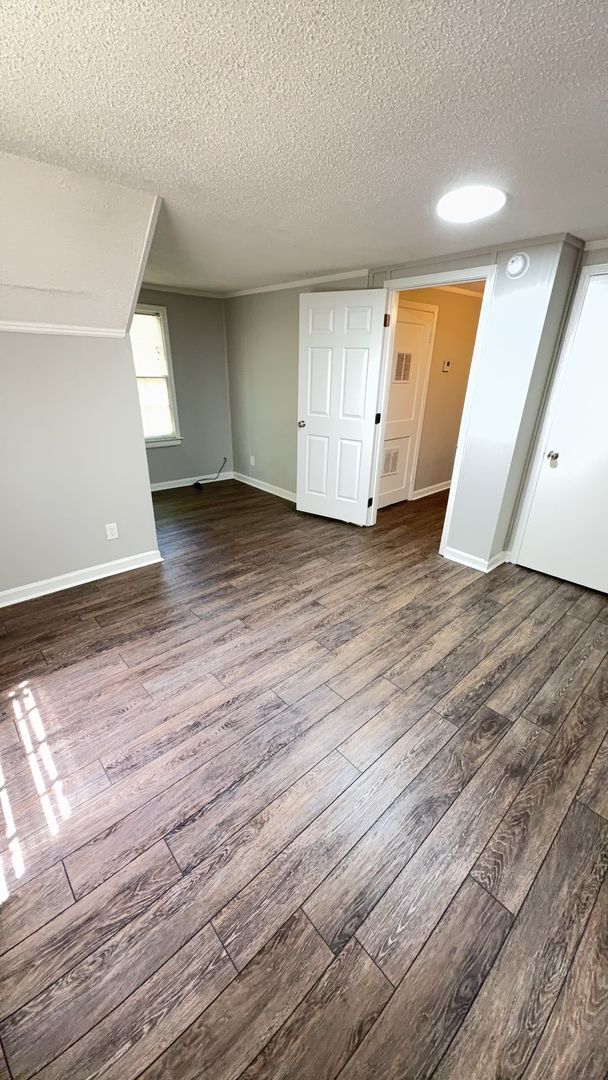 Building Photo - Beautifully Updated 4 bedroom 2 bath