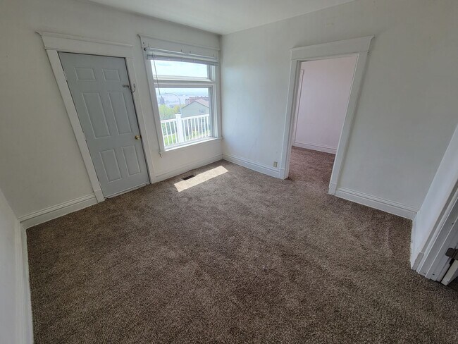 Building Photo - AVAILABLE IMMEDIATELY - 3 BED 1 BATH