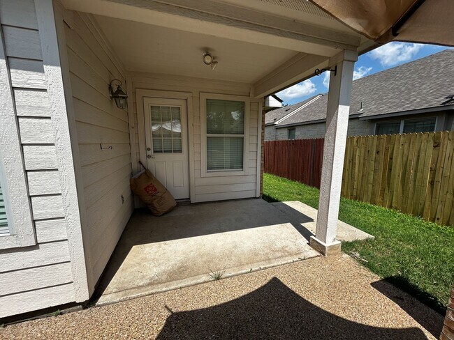 Building Photo - Spacious 3/2 house in Summerlyn Subdivisio...