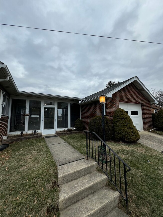 Building Photo - THREE BEDROOM RANCH in Northampton Schools