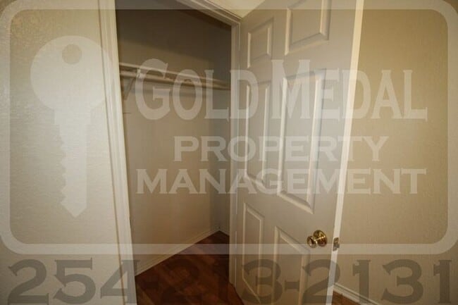 Building Photo - 3304 Hereford Ln