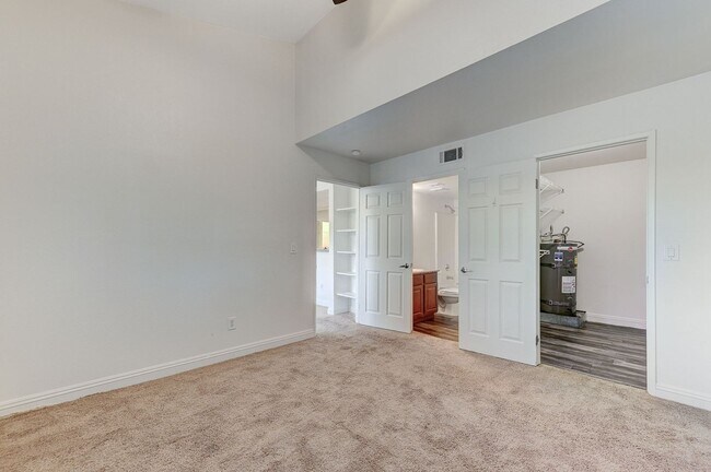 Building Photo - Charming 2 Bed 2 Bath!