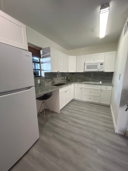 Building Photo - 927 SW 71st Ct