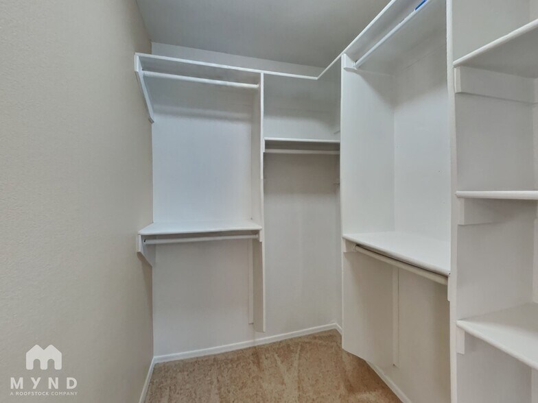 Building Photo - 611 E Pacific Dr