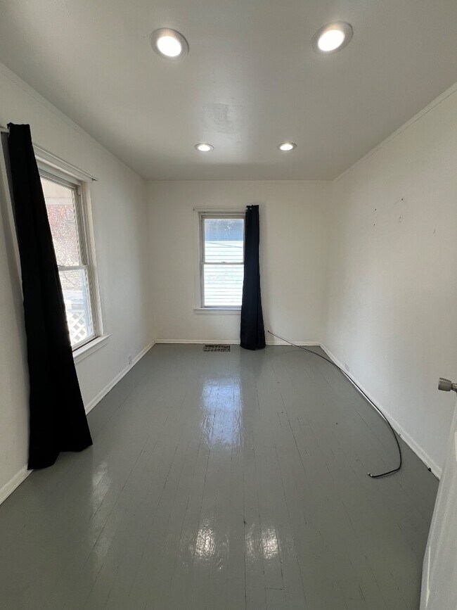 Building Photo - 2272 Avon St