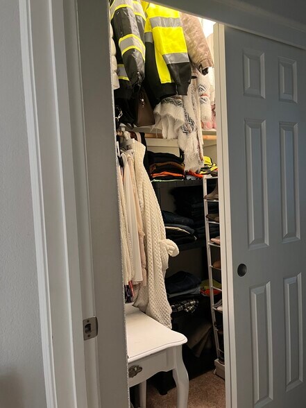 Building Photo - 1432 S Hart Dr