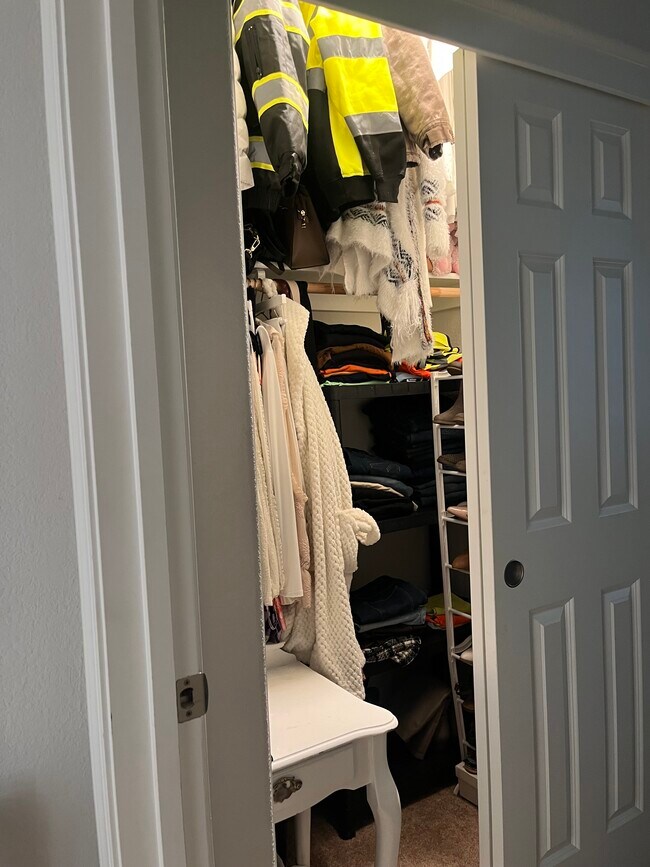 Building Photo - 1432 S Hart Dr