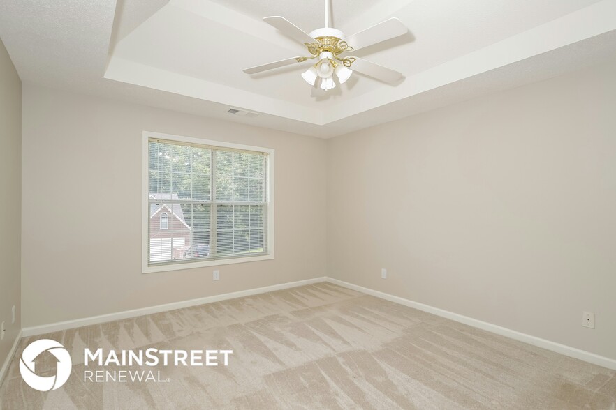 Building Photo - 1352 Vine Cir