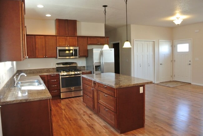 Building Photo - November Rent FREE ~ Spread Out and Live L...