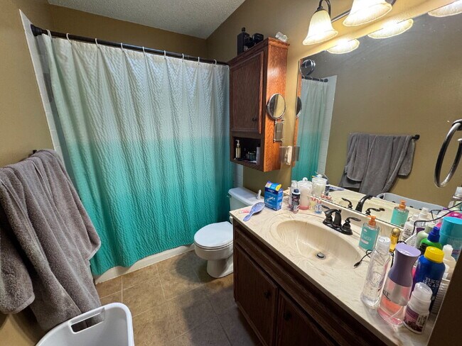Building Photo - Charming 4-Bed Lakeville Home with Spacious 2000 Sq Ft & Gleaming Neighborhood!"