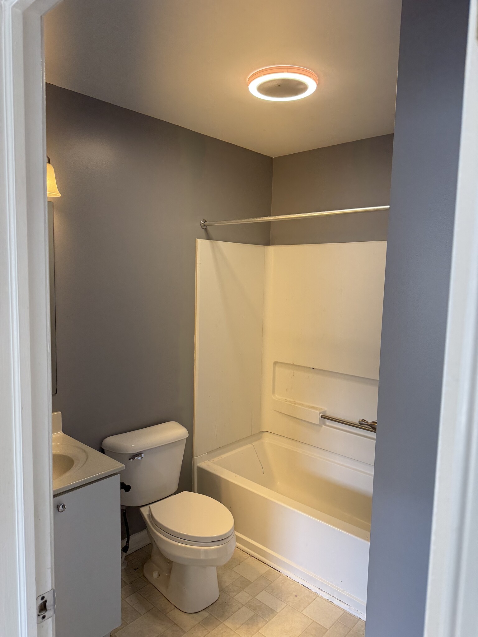 Hall bath - 517 Aidone Dr