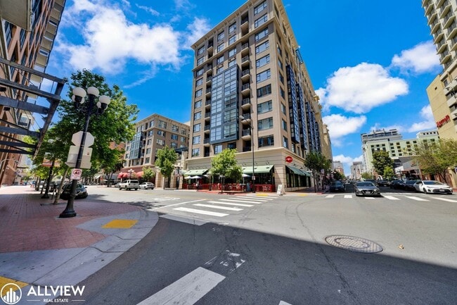 Building Photo - Location, Luxury, and Lifestyle – Top Floo...