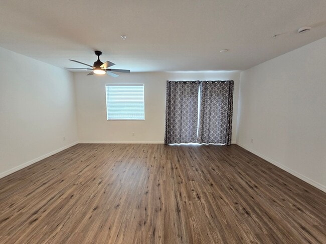 Building Photo - Beautiful 2 bed/ 2 bath Townhome w/ Balcony, Garage & Community Pool