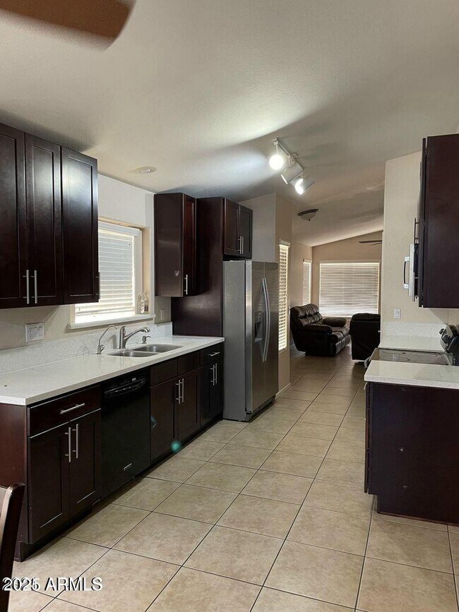 Building Photo - 1091 W Kingbird Dr