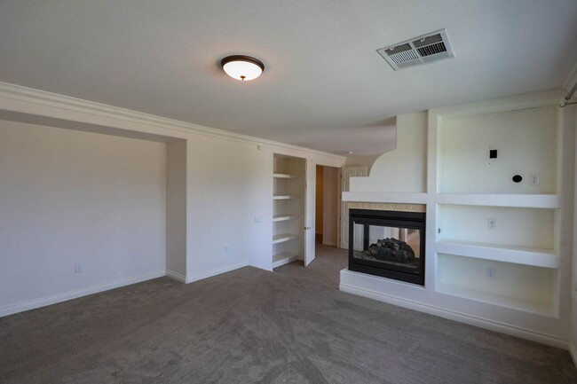 Building Photo - Stunning 6 Bedroom Home With Casita Pool H...