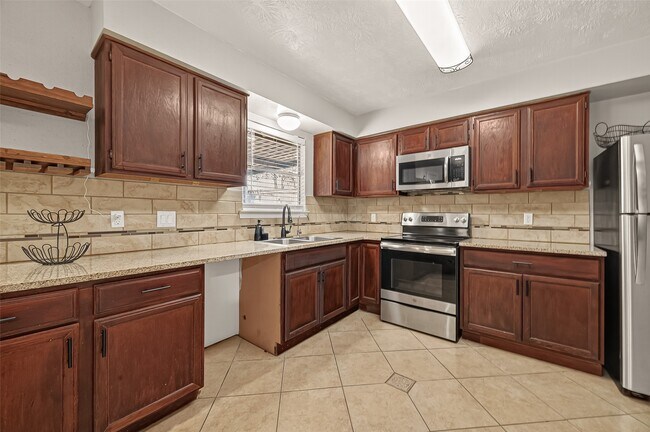 Building Photo - 1407 Somercotes Ln