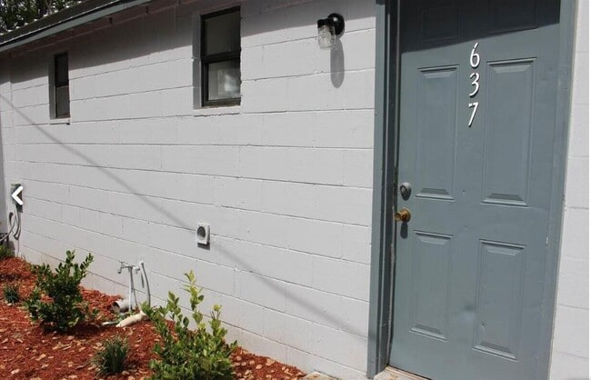 Primary Photo - 637 NE Waldo Rd