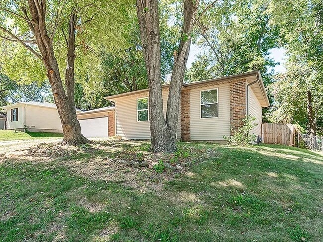 Building Photo - 3 Bed 2 Bath 2 Car Garage 1/2 off 1st Months Rent