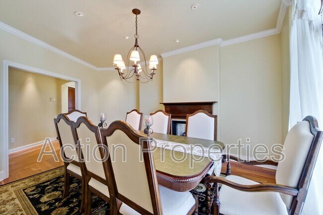 Building Photo - 450 Juanita Way