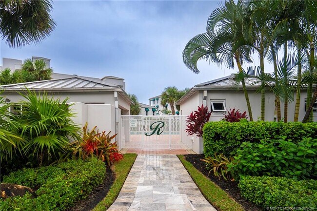 Building Photo - 184 NE Edgewater Dr