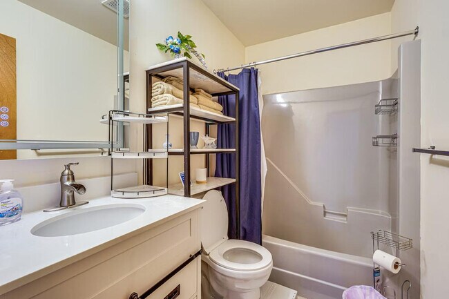 Building Photo - 5317 Woodbridge Dr E