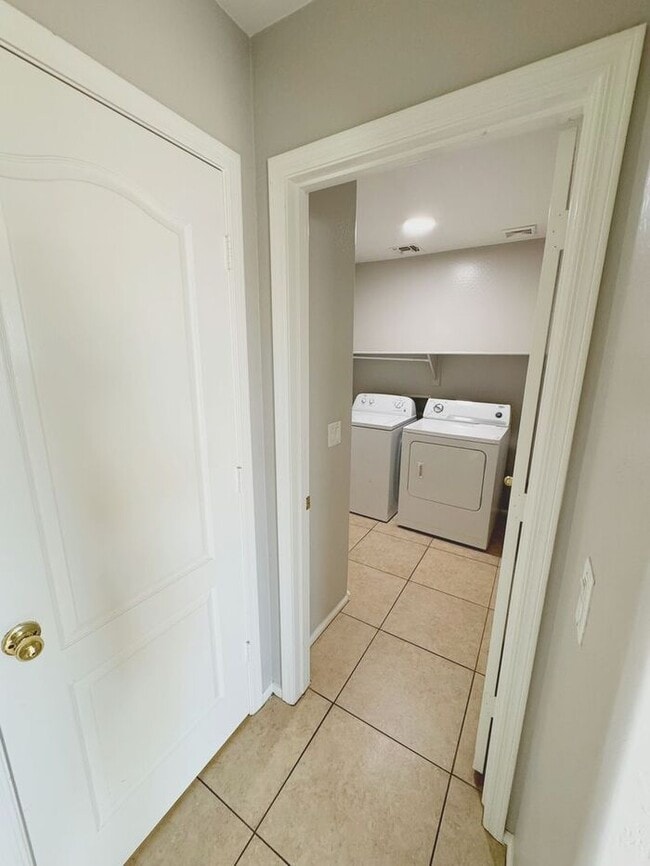 Building Photo - 4BR / 2.5BA Home with Expansive Lot – 2-Car Garage, Community Pools & Golf