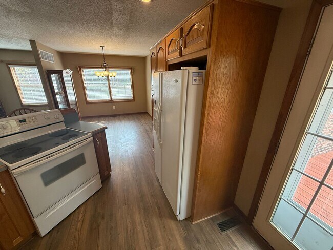Building Photo - Spacious 5 Bedroom Home in a Peaceful Country Setting