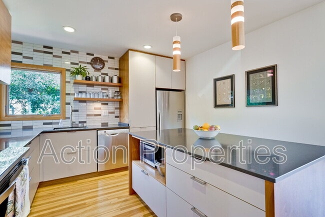 Building Photo - 360 Velarde St