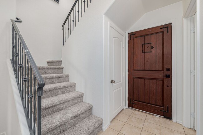 Building Photo - Newly updated townhouse with 2 car garage!