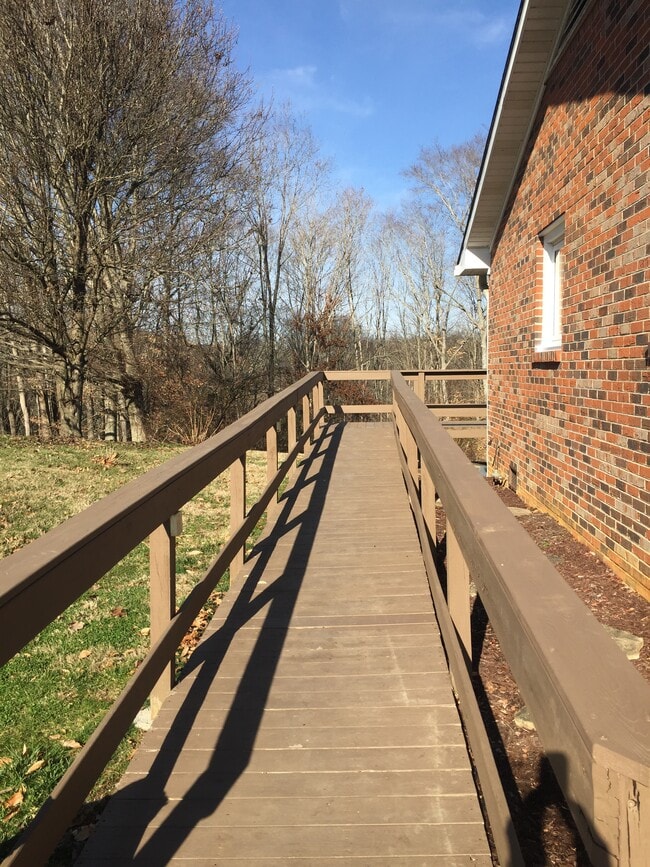 Building Photo - 228 Mark Dr