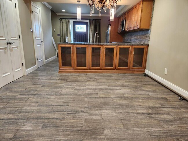 Building Photo - 1085 Holly Dr