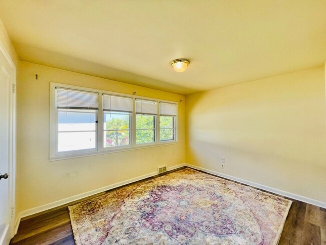 Building Photo - Beautiful Craftsman House in Quiet Queen Anne Neighborhood!