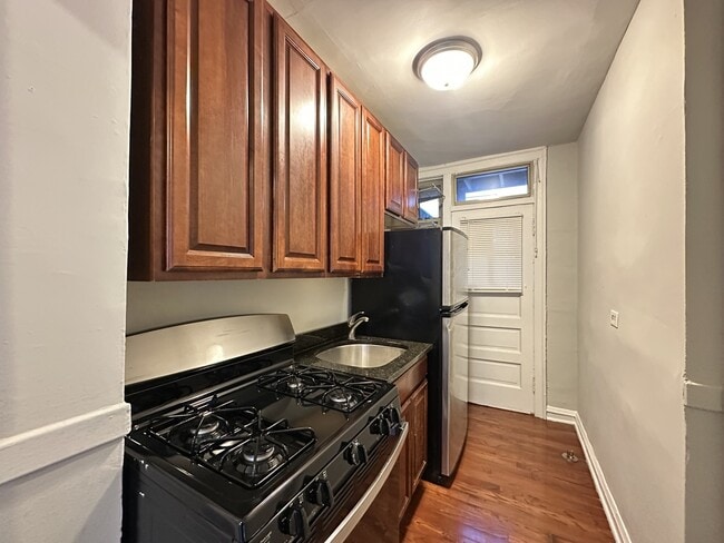 Building Photo - 547 W Surf St