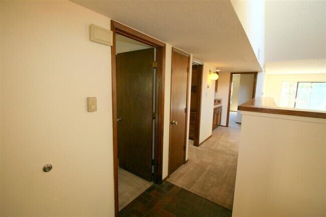 Building Photo - 830 Live Oak Rd NE