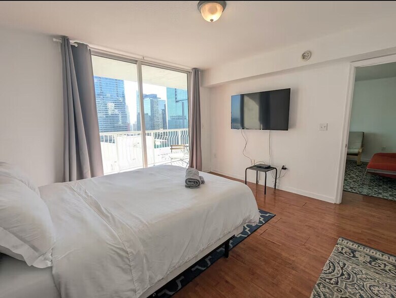 Building Photo - 1101 Brickell Ave