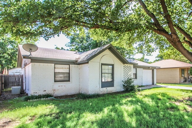 Building Photo - Cute 3 Bed, 2 Bath!