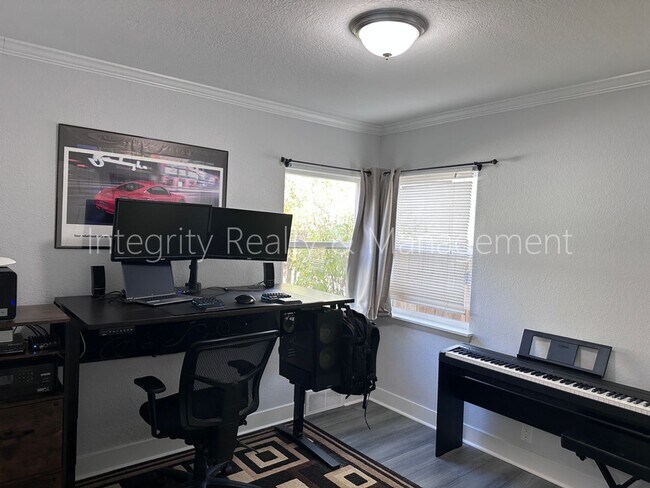 Building Photo - 901 S Alcott St