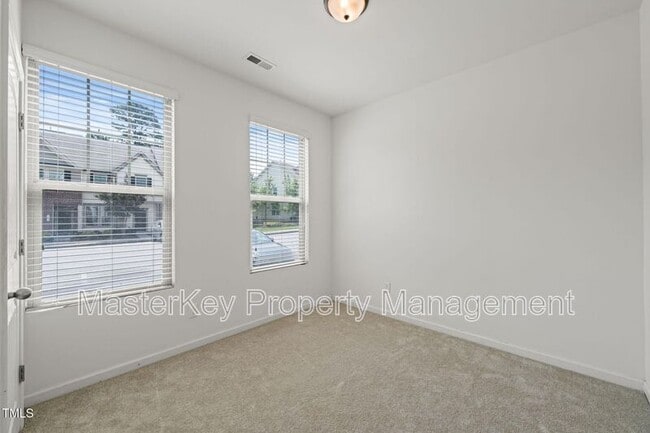 Building Photo - 120 Holly Berry Ln