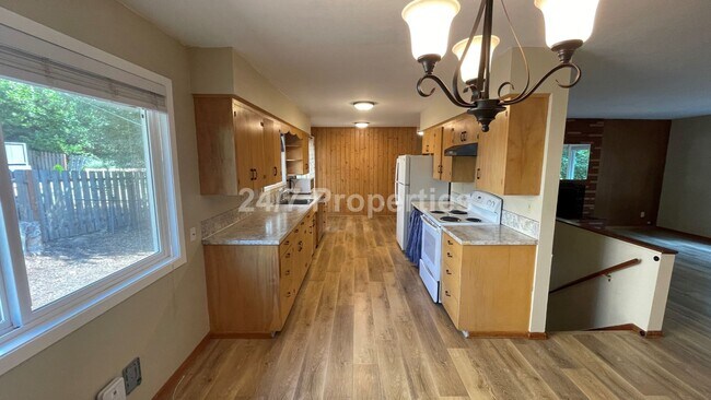 Building Photo - Spacious 4BD I 2BA Home w/ Separate Living...