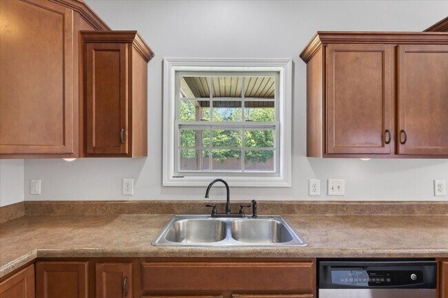 Building Photo - Pet Friendly Three Bedroom!