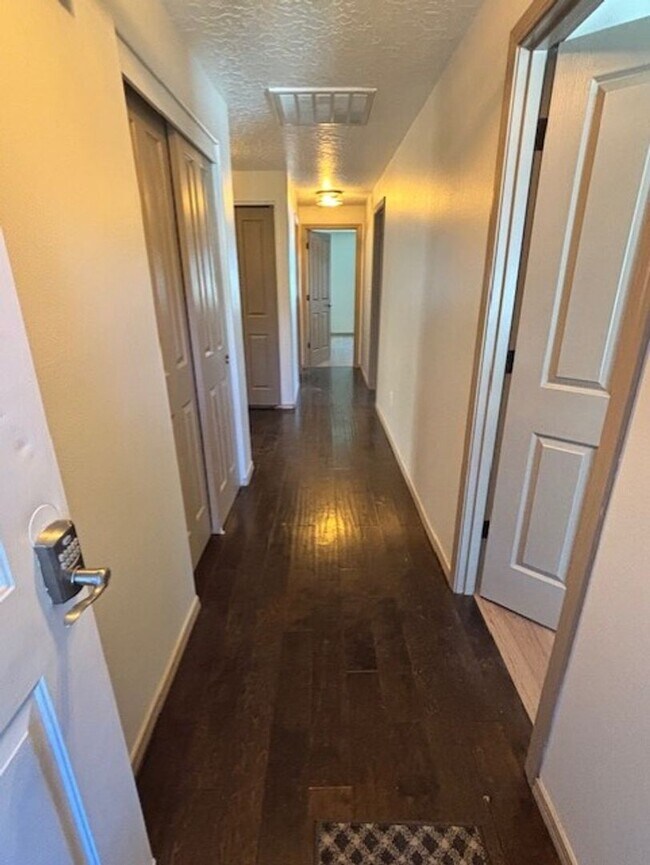 Building Photo - Mountain Views- La Pine