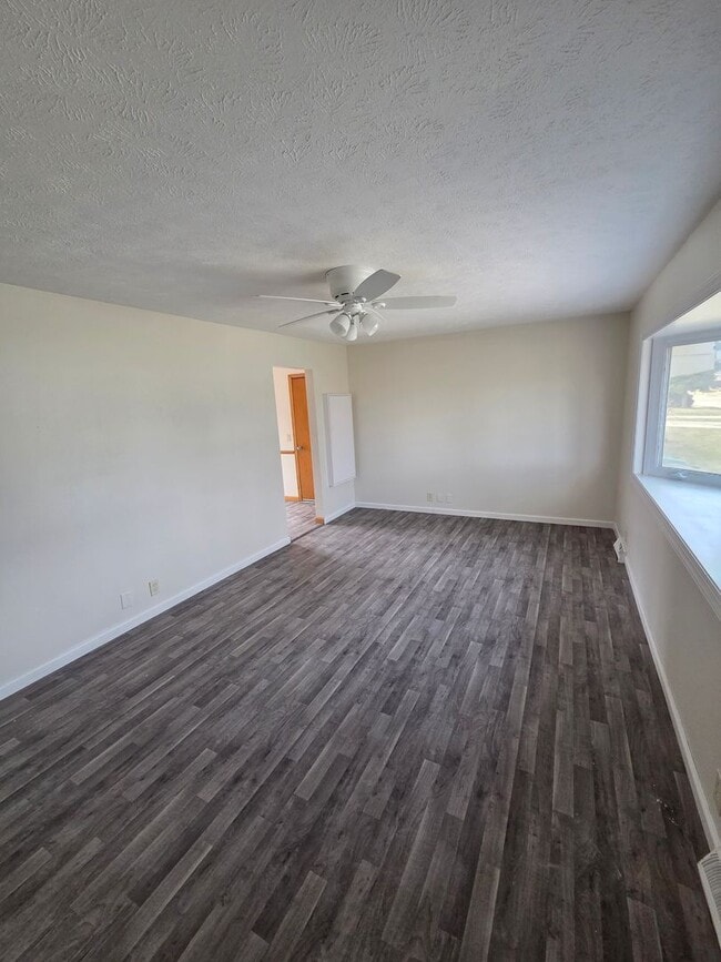 Building Photo - Newly remodeled 4/2/2 with fenced in backyard