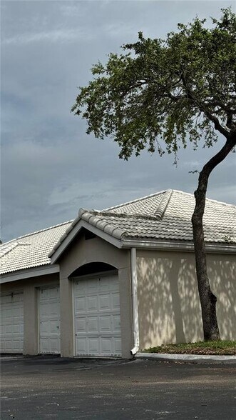 Primary Photo - 2831 N Oakland Forest Dr